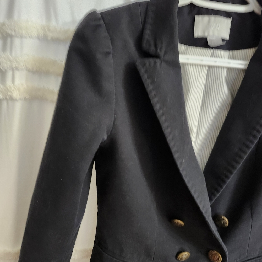 H&M Adorable Black blazer. Size 4. - Picture 3 of 8